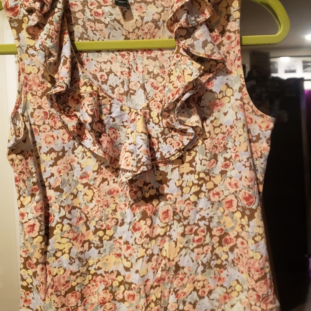 Women's Lauren floral top. Size P/M. Casual and cute a great top for summer.